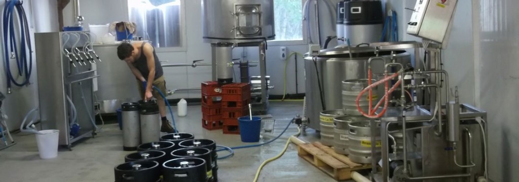 Machines to the cleaning and rinsing of stainless steel kegs, filling kegs with carbonated beverages
