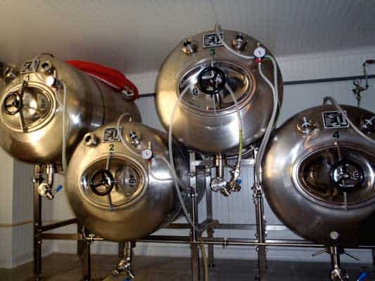 Serving tanks for carbonated beverages like beer, cider, with the bag-in-box system