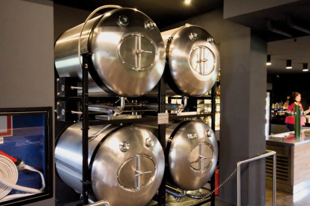 Beverage dispensing tanks