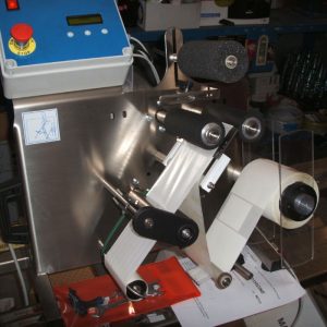 BLM-FX10F : Semi-automatic table-top labelling machine (up to 800 bottles/cans per hour)