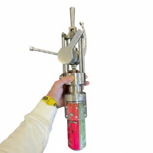 MCPF-180: Manuāla pretspiediena pildītāja alumīnija dzērienu bundžu pildīšanai (120–180 bundžas stundā)