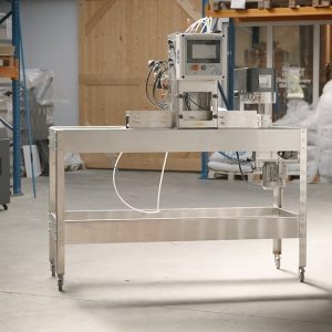 ACL-4H700RF: 자동 4헤드 역압식 캔 충전 및 밀봉 라인 - 시간당 700캔 생산 가능 (유리병에도 사용 가능)